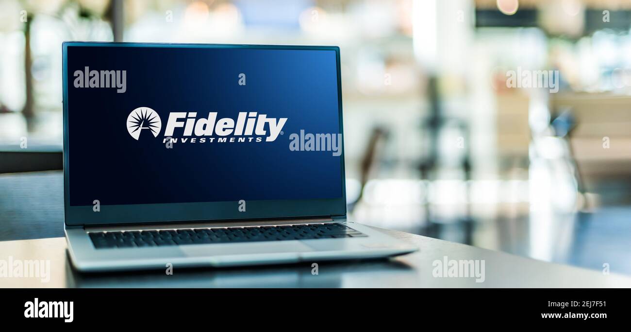 POZNAN, POL - 12. NOV 2020: Laptop-Computer mit Logo von Fidelity, einem amerikanischen multinationalen Finanzdienstleistungsunternehmen mit Sitz in Boston, Mas Stockfoto