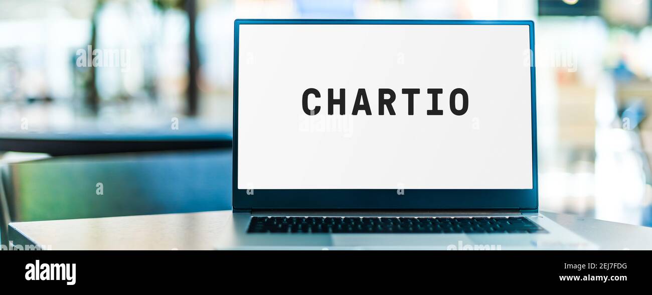 POZNAN, POL - NOV 12, 2020: Laptop-Computer mit Logo der Chartio-Software; es ermöglicht Unternehmen, Datenquellen aus mehreren Systemen zu kombinieren Stockfoto