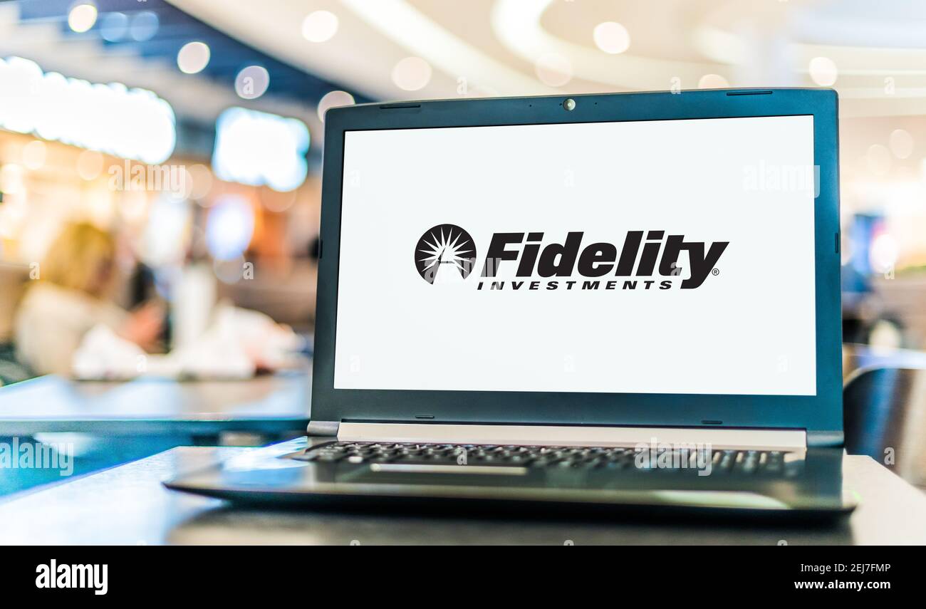 POZNAN, POL - 12. NOV 2020: Laptop-Computer mit Logo von Fidelity, einem amerikanischen multinationalen Finanzdienstleistungsunternehmen mit Sitz in Boston, Mas Stockfoto