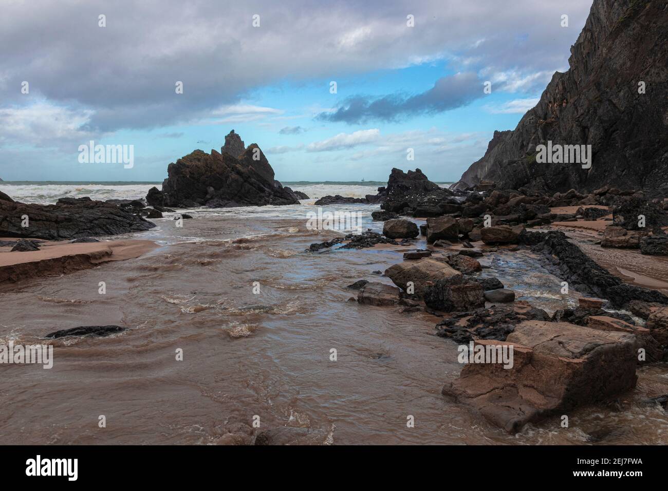 Beauty-Strand in der Küste des baskischen Landmit kleinen Wellen Stockfoto