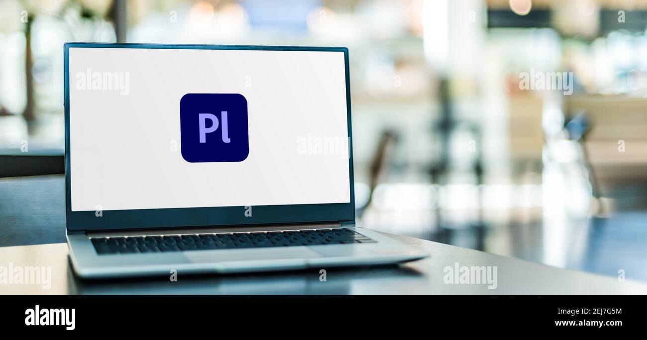 POZNAN, POL - 12. NOV 2020: Laptop-Computer mit Logo von Adobe Prelude, einem Ingest- und Logging-Tool zum Taggen von Medien mit Metadaten Stockfoto