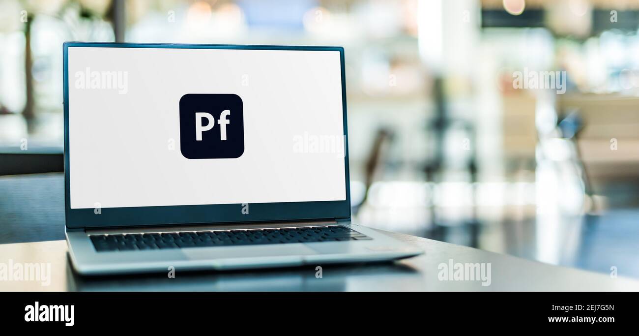 POZNAN, POL - 12. NOVEMBER 2020: Laptop-Computer mit Logo von Adobe Portfolio Stockfoto