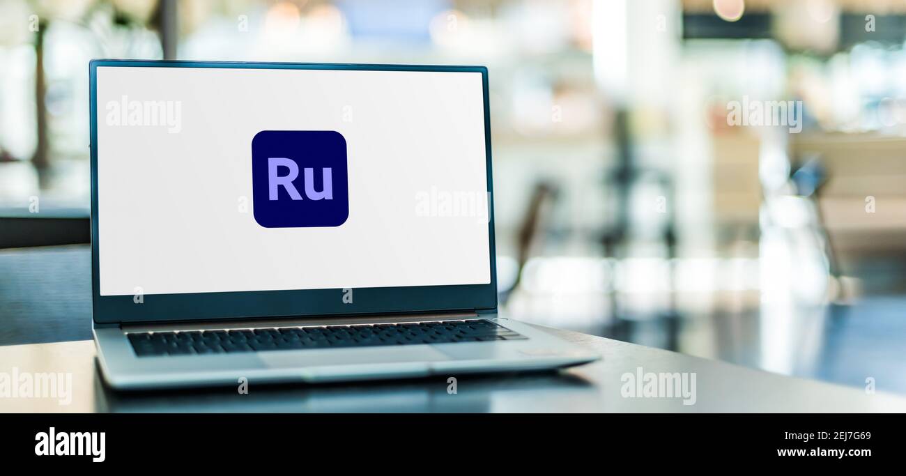 POZNAN, POL - 12. NOV 2020: Laptop-Computer mit Logo von Adobe Premiere Rush Stockfoto