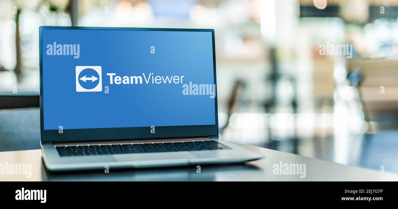POZNAN, POL - NOV 12, 2020: Laptop-Computer mit Logo von TeamViewer, einer Anwendung für Fernsteuerung, Desktop-Sharing, Online-Meetings, Web Co Stockfoto