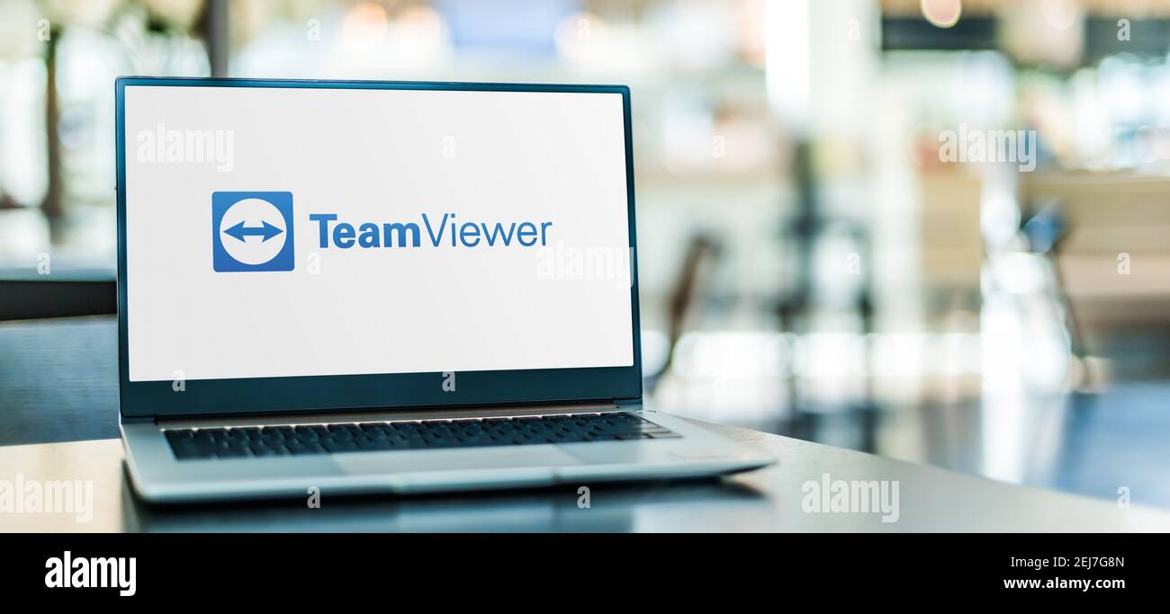 POZNAN, POL - NOV 12, 2020: Laptop-Computer mit Logo von TeamViewer, einer Anwendung für Fernsteuerung, Desktop-Sharing, Online-Meetings, Web Co Stockfoto