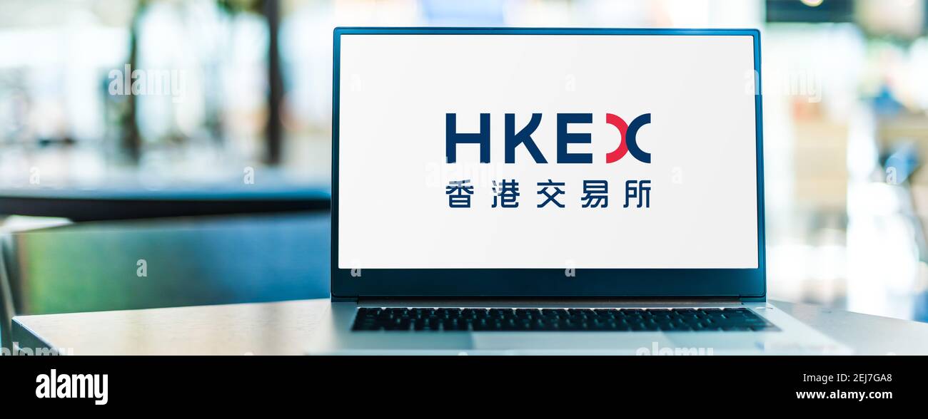 POZNAN, POL - NOV 12, 2020: Laptop-Computer mit Logo von Hong Kong Exchanges and Clearing Limited (HKEX), die eine Börse und Zukunft betreibt Stockfoto