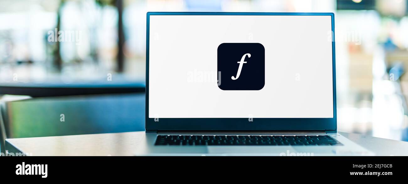 POZNAN, POL - 12. NOV 2020: Laptop-Computer mit Logo von Adobe Fonts, einem Online-Service, der eine Abonnement-Bibliothek von Schriftarten bietet Stockfoto