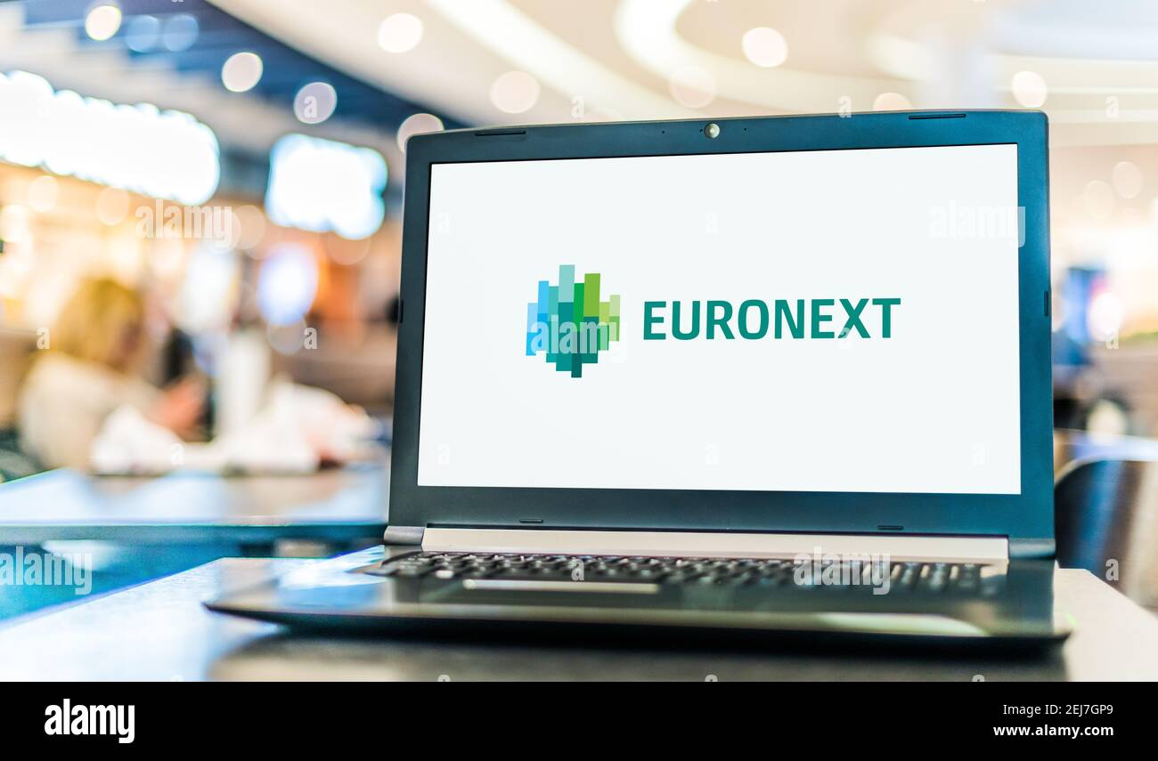 POZNAN, POL - 12. NOV 2020: Laptop-Computer mit Logo der Euronext N.V., der größten Börse in Europa, die Märkte in Amsterdam, Br Stockfoto