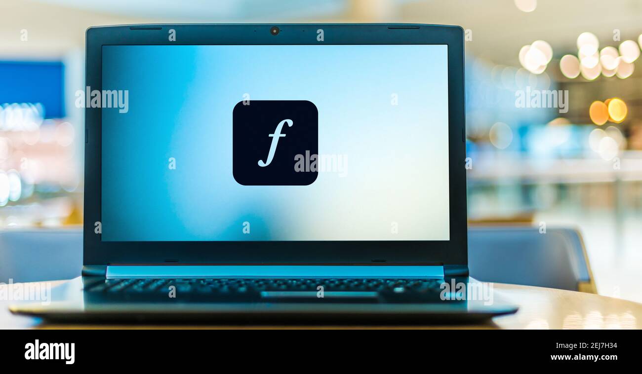 POZNAN, POL - 12. NOV 2020: Laptop-Computer mit Logo von Adobe Fonts, einem Online-Service, der eine Abonnement-Bibliothek von Schriftarten bietet Stockfoto