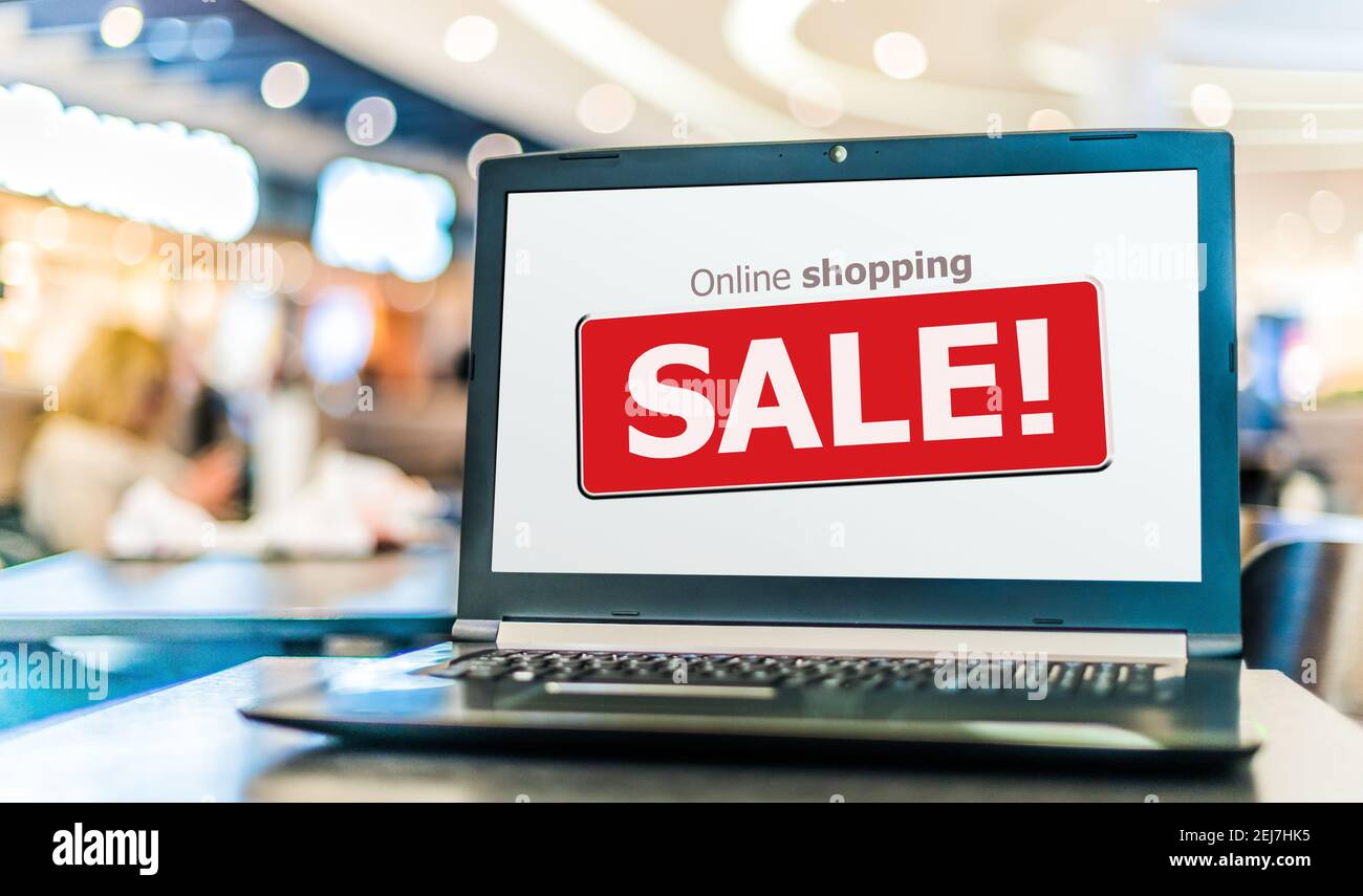 Laptop-Computer, der ein kommerzielles Verkaufsschild auf der Internet-Shopping-Website anzeigt. E-Commerce Stockfoto