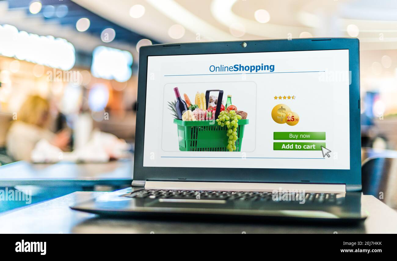 Laptop-Computer, der eine Online-Shopping-Website anzeigt. E-Commerce Stockfoto