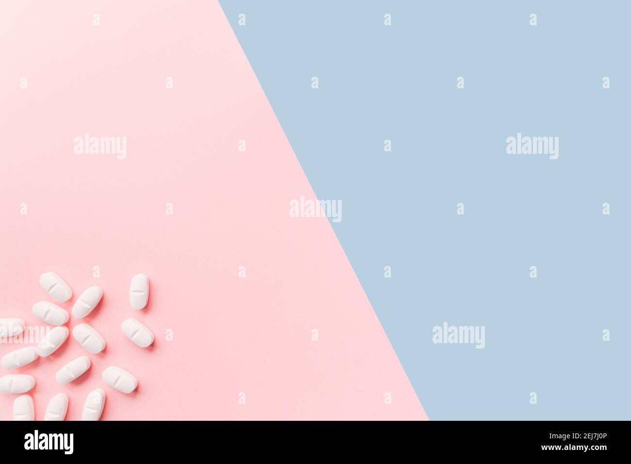 Flach Lay Zusammensetzung mit verschiedenen Pillen auf farbigem Hintergrund Stockfoto