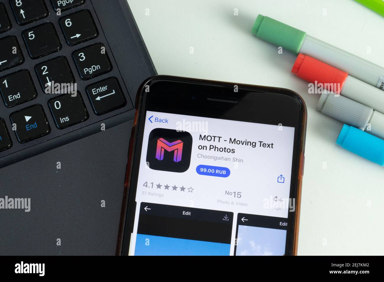 New York, USA - 17. Februar 2021: MOTT Moving Text on photos mobile App icon on on phone screen, illustrative Editorial Stockfoto