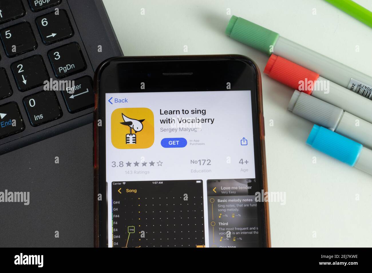New York, USA - 17. Februar 2021: Lernen Sie mit Vocaberry Mobile App Icon auf dem Telefonbildschirm singen, illustrative Editorial Stockfoto