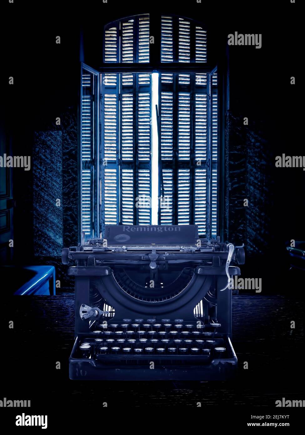 Schreibmaschine in einem dunklen Raum Stockfoto