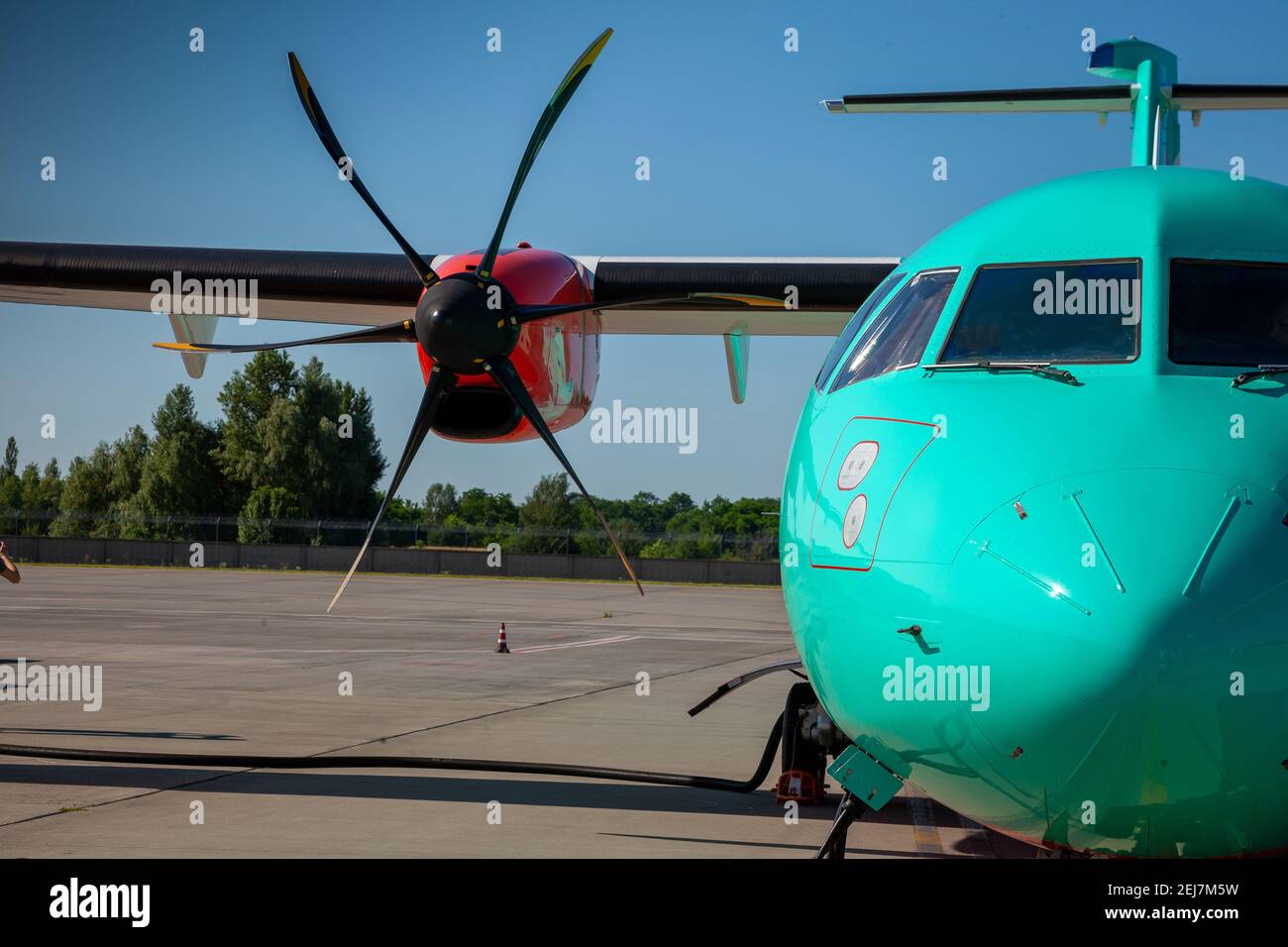 Flugzeug Mittelklasse Turboprop Passagierflugzeug. Flugzeug am Flughafen. Cockpit aus nächster Nähe. Startbahn. Propeller. Turbinenmotor Stockfoto