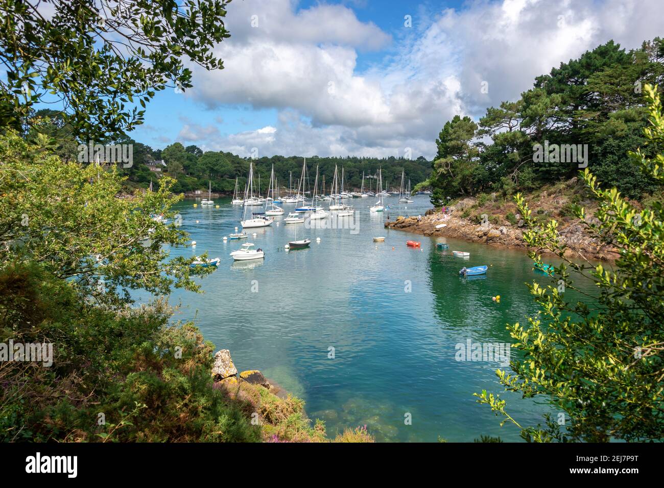 Segelboote auf dem Fluss Aven in Finistère, Bretagne, Frankreich Stockfoto