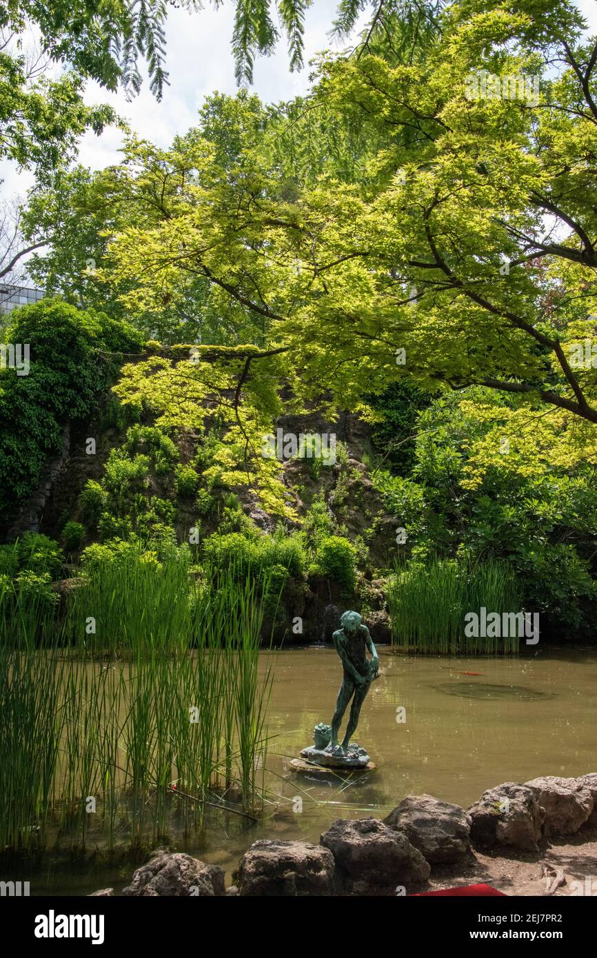Statue in einem KoiTeich, Japanischer Garten, Margareteninsel