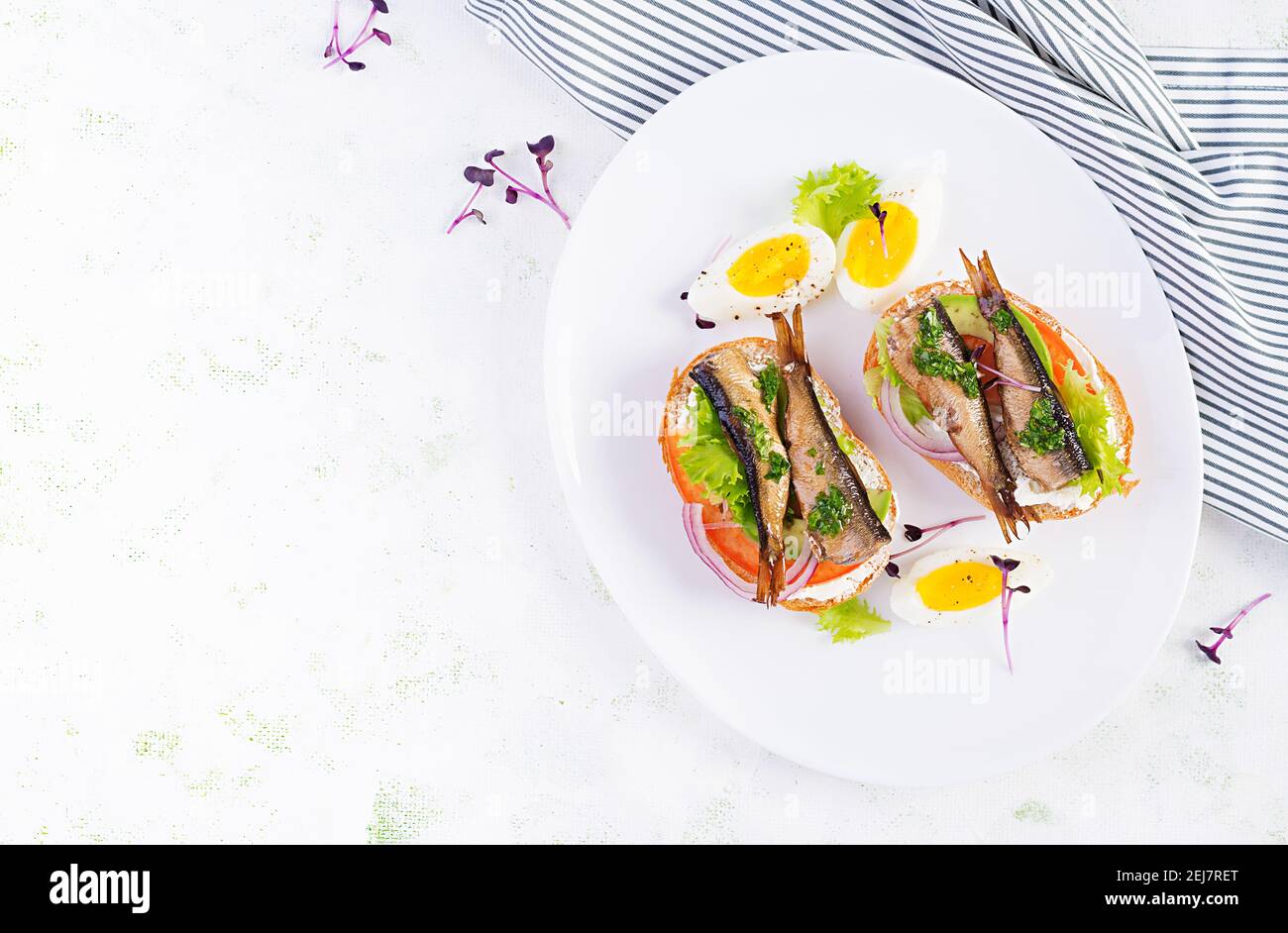Sandwich - Smorrebrod mit Sprossen, Avocado, Tomaten, Eiern und ...