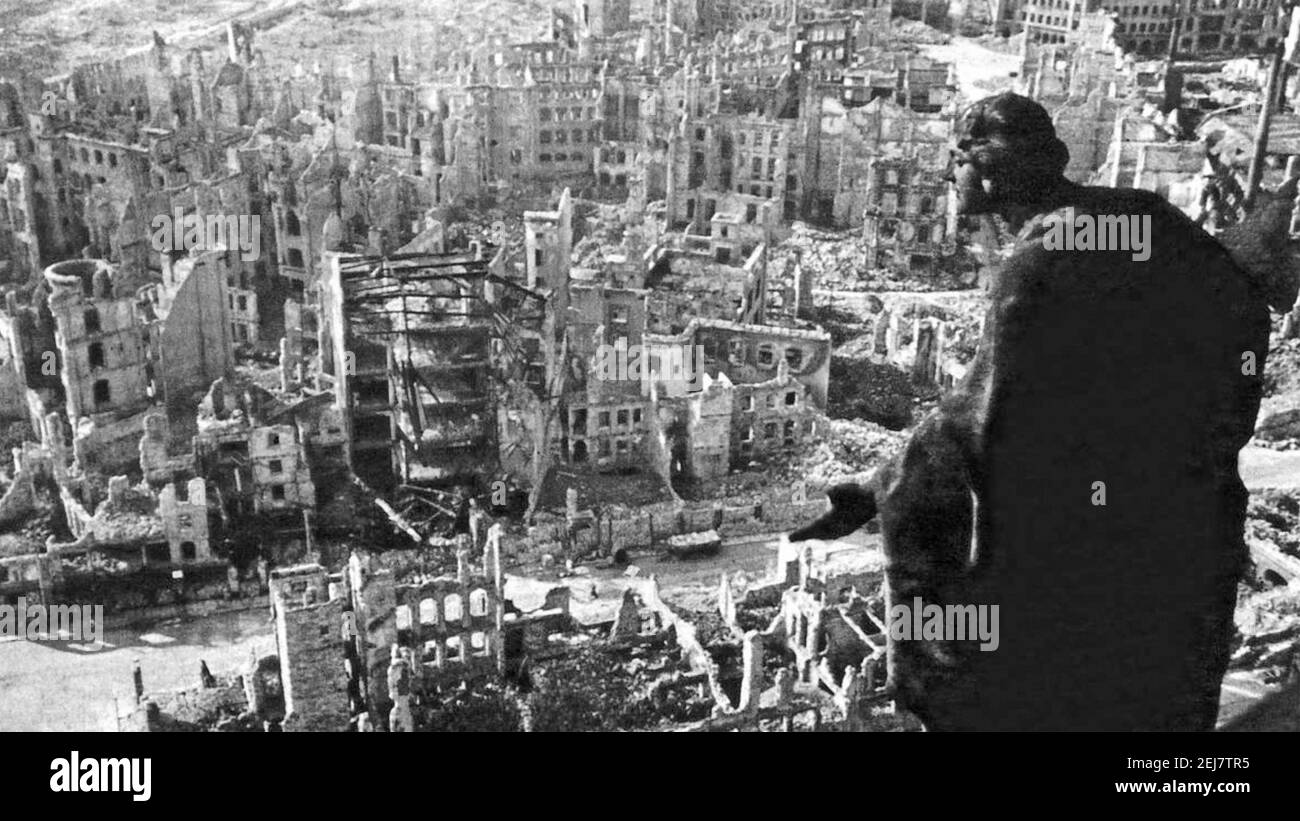 DRESDEN, Deutschland, in Trümmern nach dem Bombenangriff von 1945, der vom Rathaus nach Süden schaut. Foto: SIB Stockfoto