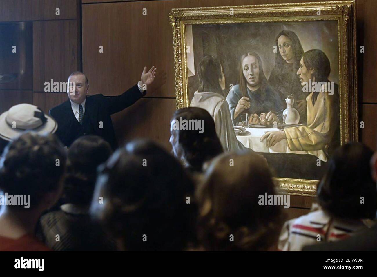 DIE LETZTE VERMEER 2019 Sony Pictures Veröffentlichung. Auktionsraum-Szene mit dem Abendmahl in Emmaus Stockfoto