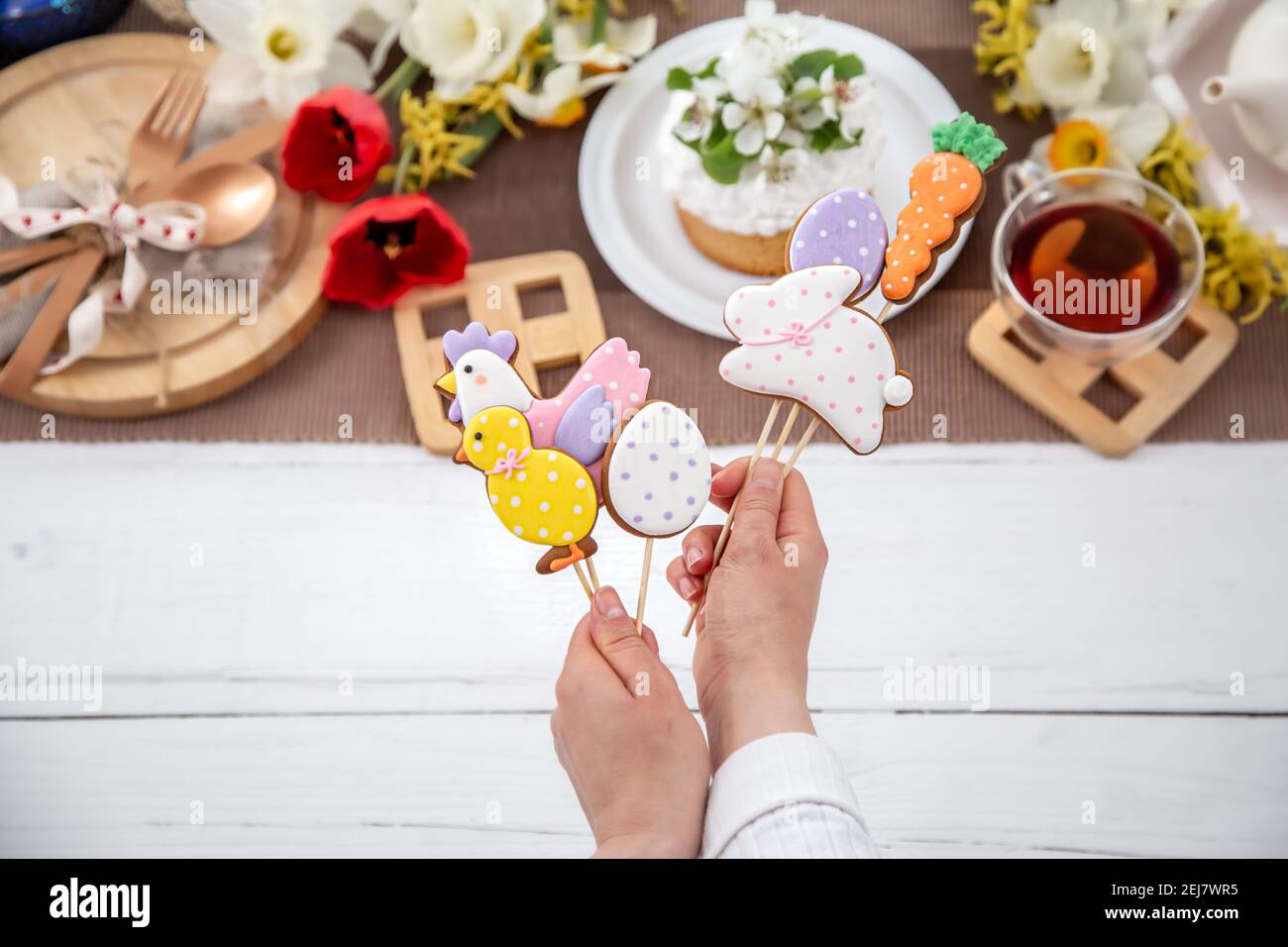 Nahaufnahme von hellen OsterLebkuchen auf Stöcken. Das Konzept der Einrichtung für die Osterferien. Stockfoto