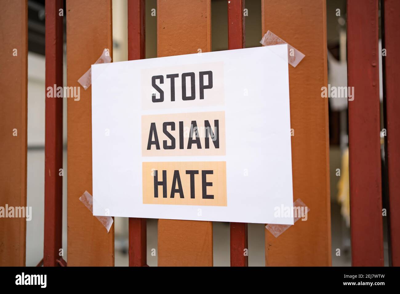 Stop Asian Hate Zeichen wurde auf dem Hauszaun angebracht Stockfoto
