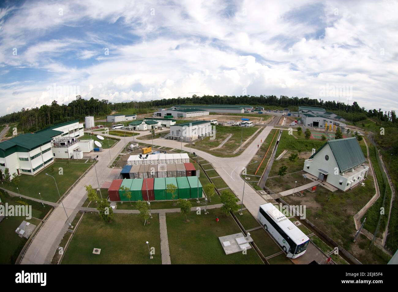 LNG-Anlagen in Tangguh, Blick auf Büro, Kirche und Lager vom Unterkunftsgebäude, Tangguh LNG, Flüssigerdgasanlage, Babo Stockfoto