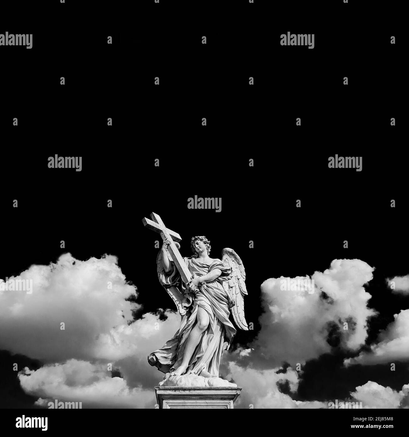 Engel hält das Heilige Kreuz mit himmlischen Himmel, EIN barockes Meisterwerk aus dem 17th. Jahrhundert an der Spitze der Sant'Angelo Brücke im Zentrum von Rom (Schwarz und W Stockfoto