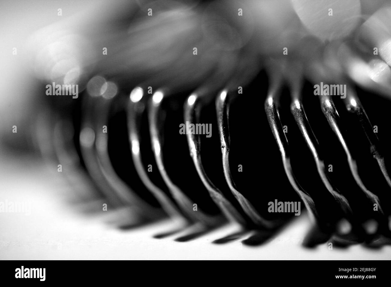 Nahaufnahme von Aluminium Dosenöffner auf einer glatten Oberfläche In Grautönen Stockfoto