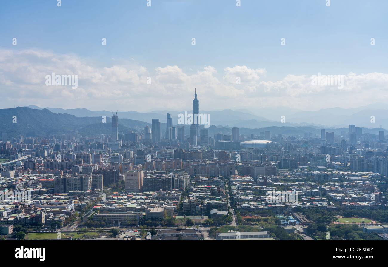 Luftaufnahme von Taipei Stadt an einem sonnigen Tag. Skyline von Taipei, Taiwan. Stockfoto