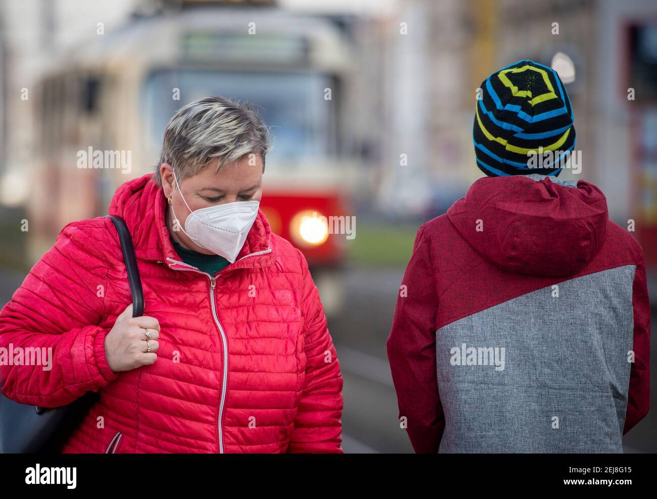 Prag, Tschechische Republik. Februar 2021, 20th. Personen mit Atemschutzgeräten am Samstag, 20. Februar 2021, in Prag, Tschechische Republik. Gesundheitsministerium bestellt das Tragen von Atemschutzmasken, Nano-Masken oder zwei chirurgische Gesichtsmasken in Geschäften, öffentlichen Verkehrsmitteln und anderen öffentlichen Orten ab Montag, 22. Februar. Kredit: Katerina Sulova/CTK Foto/Alamy Live Nachrichten Stockfoto