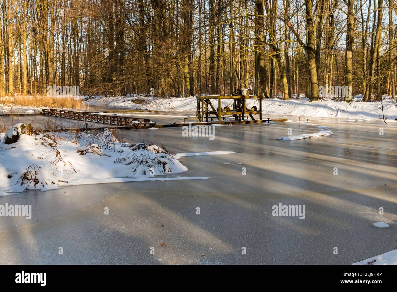 Betonlabor Testgerät in der Mitte eines künstlichen Sees, war zurück in den Tagen für die Entwicklung der Delta-Werke in den sechziger Jahren verwendet. Stockfoto