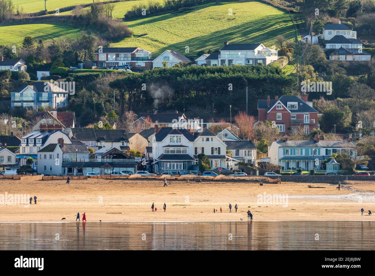 Instow, North Devon, England. Montag, 22nd. Februar 2021. Wetter in Großbritannien. Nach einer Woche grauen Himmels in North Devon lockt ein hellerer Start in die neue Woche die Menschen zu einem "sozial distanzierten" Spaziergang am Strand für ihre tägliche Bewegung im malerischen Küstendorf Instow. Quelle: Terry Mathews/Alamy Live News Stockfoto