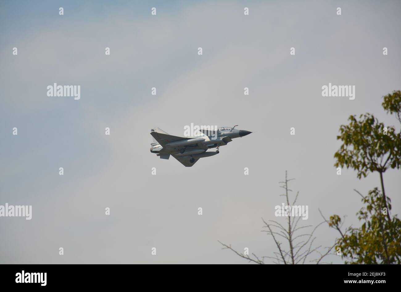 Chinesische Militärflugzeuge, die auf dem Luftstützpunkt Jiaxing landen. Sie fliegen tief über einen öffentlichen Park. Dies ist ein einmotoriger Chengdu J10. feb 2020 Stockfoto