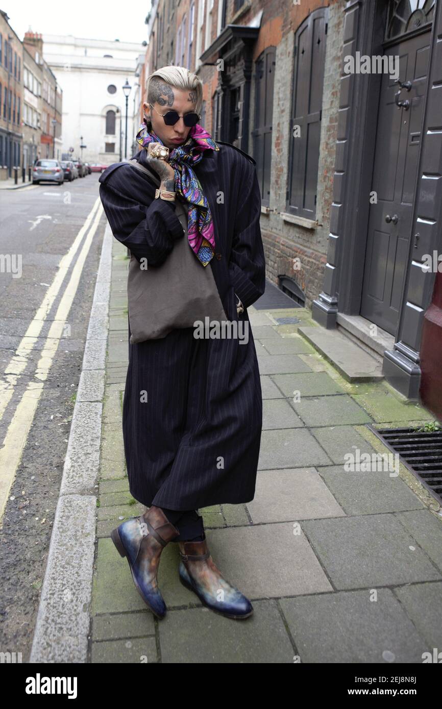 Chris Lavish trägt Yohji Yamamoto Sonnenbrille, Norton und Hodges Schal und  Jean Paul Gaultier Trenchcoat zur London Fashion Week Men's Day Two Street  Style. (Foto von Pietro Recchia / SOPA Images/Sipa USA