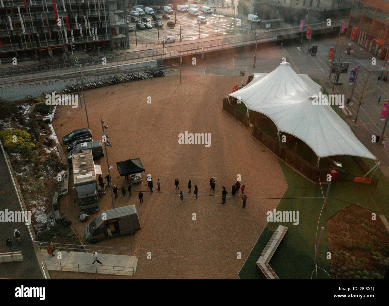 Luftaufnahme von Menschen, die für einen Food Truck Schlange stehen, Wembley, London, Großbritannien Stockfoto