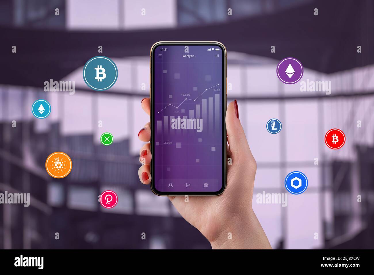 Konzept des Marktwachstumskonzepts für Kryptowährungen. Chart auf Smartphone in Frau Hand von Kryptowährungen umgeben Stockfoto