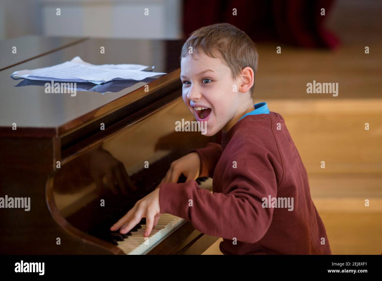 Kind spielt Klavier bei Unterricht und Veranstaltung. Kinder zurück zur Schule Konzept Stockfoto
