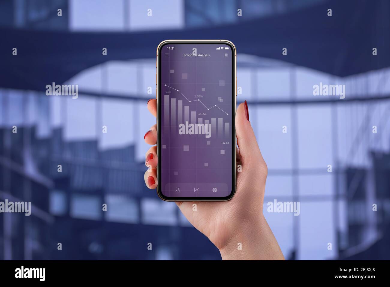 Wirtschaftsanalyse App-Konzept mit Diagramm des wirtschaftlichen Niedergangs Auf dem Smartphone in der Hand der Frau Stockfoto