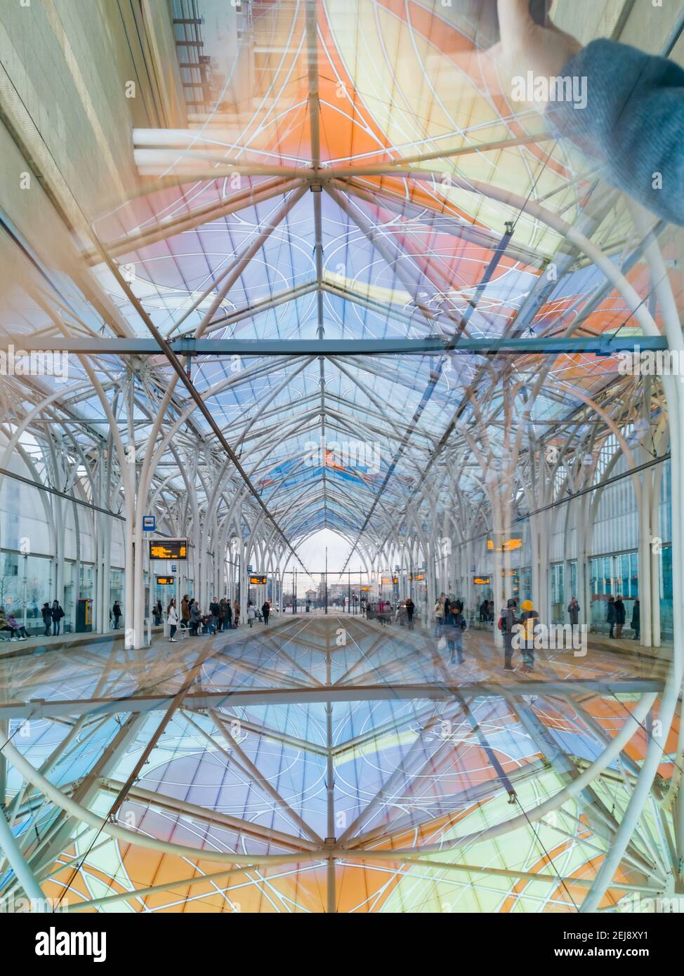 Lodz, Polen - Februar 22 2020 Einhorn Stall Bahnhof spiegelt sich in prismatischen Würfel Stockfoto