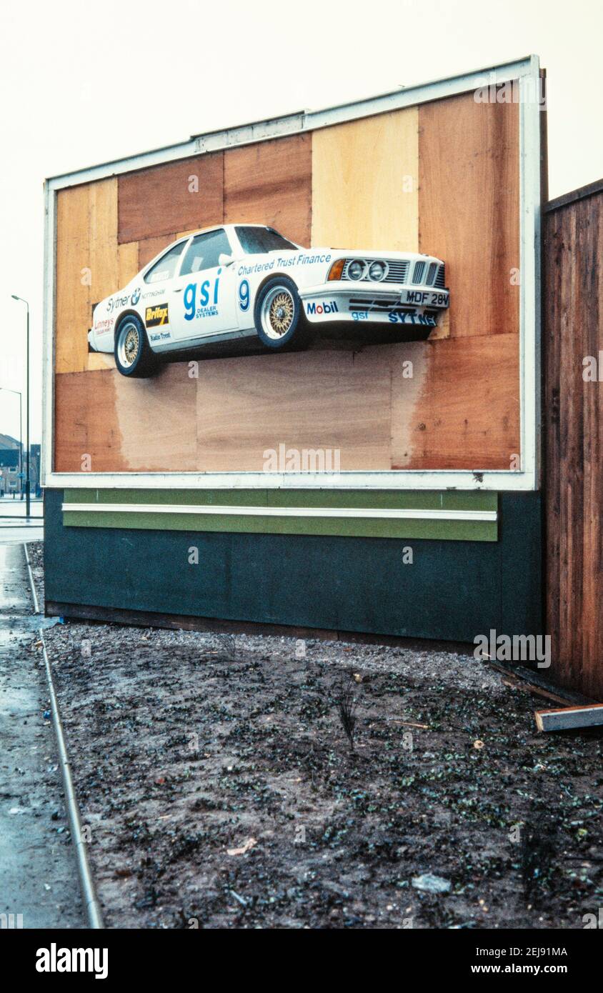 Ein Sytner Werbeinbau an der Trent Bridge Nottingham im Jahr 1980s. Das Auto ist ein BMW E24 6 Serie. Ein BMW 635 CSI Group A, der 1980s in der britischen Tourenwagen-Rennserie in Großbritannien fuhr Stockfoto