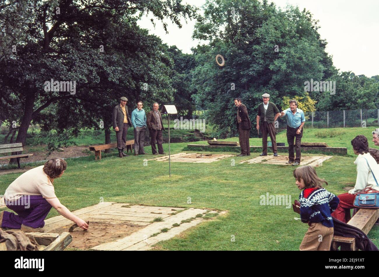 1978 Lealholm. Lealholm ist ein kleines Dorf in der Glaisdale Bürgergemeinde des Borough of Scarborough, in North Yorkshire, England. Einheimische Männer spielen Quoits, indem sie Metallringe auf einen Metallspieß werfen. Dieses Spiel wird auf dem Dorf grün gegenüber dem lokalen Pub gespielt das Brett. Es gibt viele aktive Quoits Ligen in Yorkshire. Quoits ist ein traditionelles Spiel, das das Werfen von Metall, Seil oder Gummiringe über einen bestimmten Abstand beinhaltet, in der Regel über oder in der Nähe einer Spitze landen (manchmal auch als Kochfeld, mott oder Stift). Lealholm North York Moors National Park North Yorkshire England GB Großbritannien Stockfoto