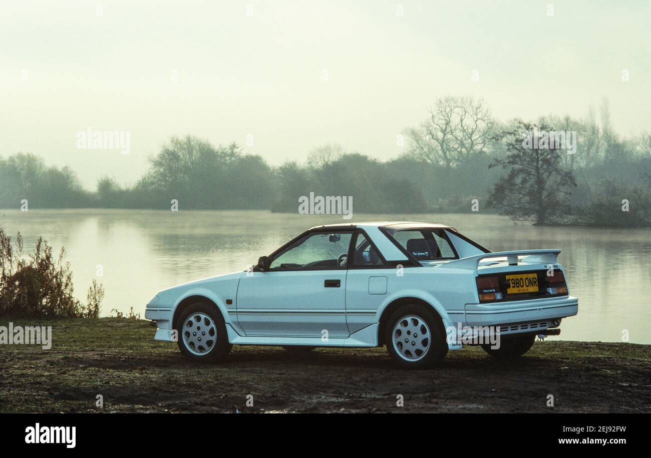 1992 EIN weißer Toyota MR2 Toyota fotografiert in einer Landschaft. Dieser japanische Sportwagen war ein Midship Runabout 2-Sitzer’ oder MR2. Es hatte scharfe, gerade Linien und Pop-up-Lichter Nottingham England GB Großbritannien Europa Stockfoto