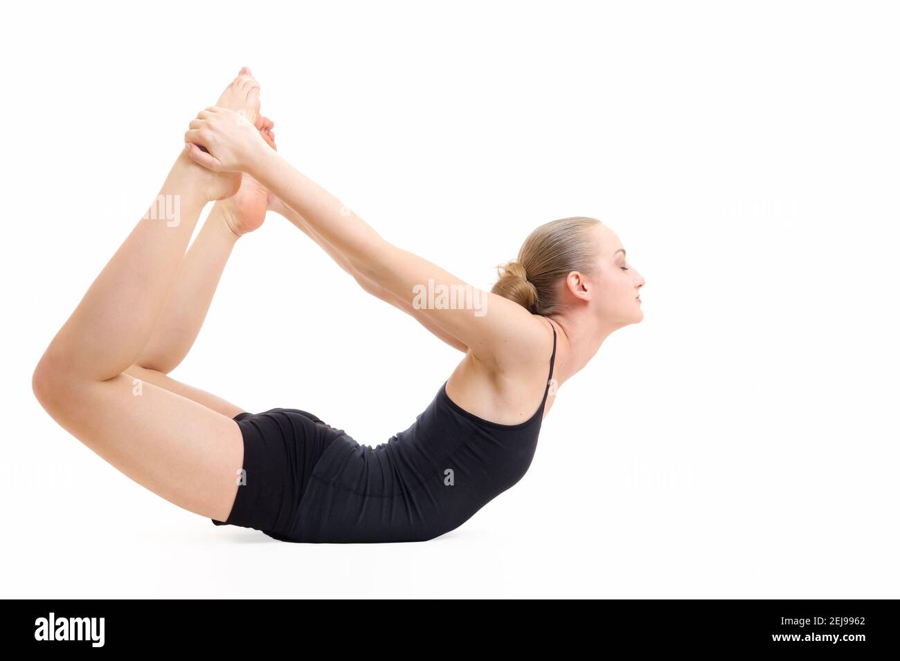 Junge blonde Haare Frau in Yoga Pose dhanurasana oder die Bogen Pose isoliert auf weißem Hintergrund Stockfoto