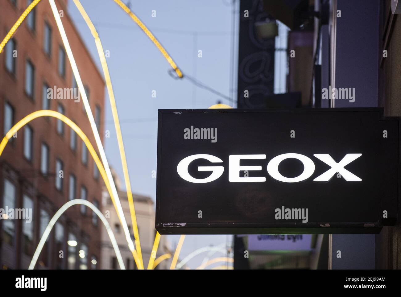 Italienische Schuhmarke Geox Geschäft und Logo in Spanien gesehen. (Foto  von Budrul Chukrut / SOPA Images/Sipa USA Stockfotografie - Alamy