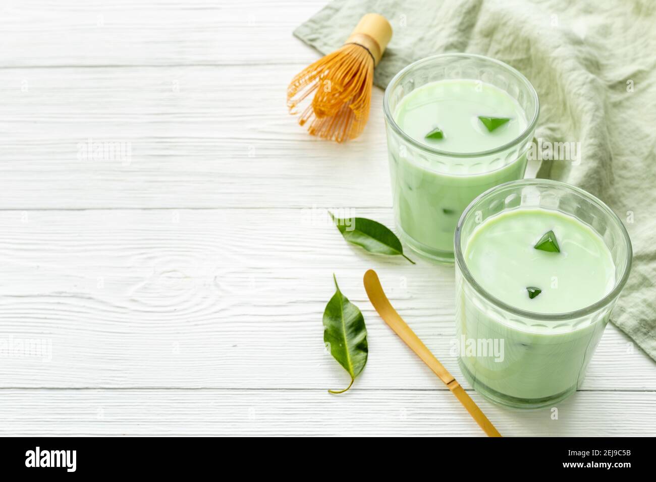 Matcha grüner Latte Kaffee oder Tee mit Blättern Stockfoto