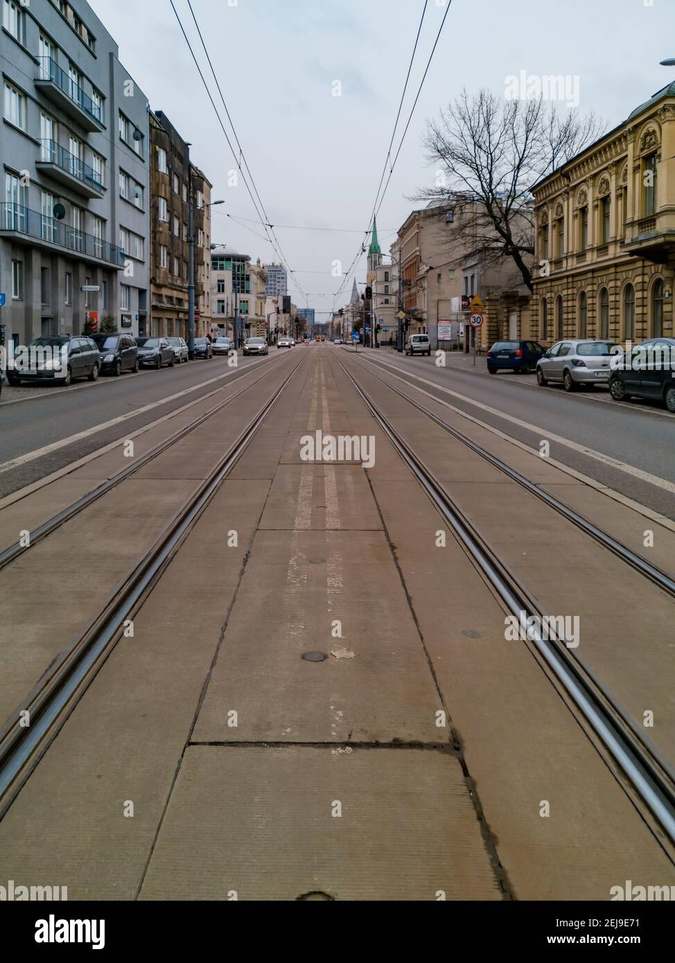 Lodz, Polen - Februar 23 2020 lange Straße zwischen Straßen und Straßenbahnschienen Stockfoto