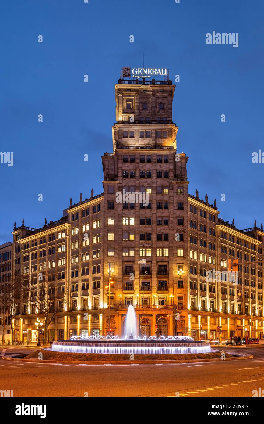 Nachtansicht des Edificio Generali Gebäudes, Barcelona, Katalonien, Spanien Stockfoto