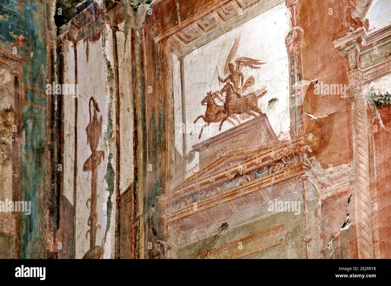 Interieur des typischen römischen Hauses in Herculaneum (Ercolano) archäologischen Park. Nahaufnahme einer rot gestrichenen Wand Stockfoto
